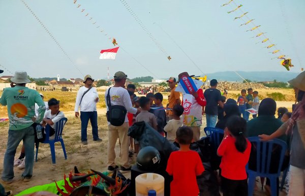 Naga Pelangi Mencengkeram Langit Bandar Lampung