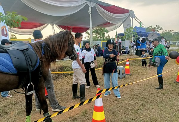 Kahar KONI dan Warek ITERA Mencoba Berkuda Memanah