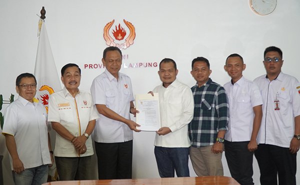 Taufik Hidayat Serahkan SK KONI Kabupaten Mesuji 2026–2030