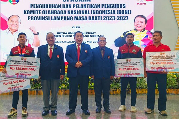 KONI Lampung Serahkan Tali Asih Untuk Ari Saputra dan M Husni Yang Sukses di SEA Games