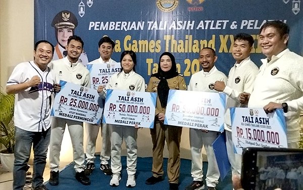 Bunda Eva Serahkan Tali Asih Untuk 6 Atlet Balam Berprestasi di SEA Games Thailand
