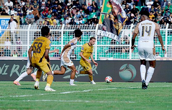 Hujan Kartu, Bhayangkara FC Main 10 Orang Sejak Awal Babak Kedua Tetap Menang 1-0