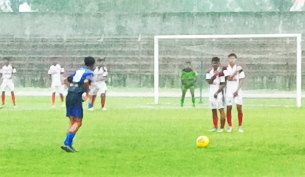 Untuk Kedua Kalinya Panpel Piala Gubernur Tunda Pertandingan Karena Hujan Lebat