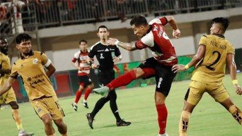 “Tepok Burung Jaja”, Brenes Diusir Wasit, Bhayangkara Tahan Madura 3-3